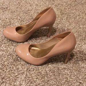 Nude pumps